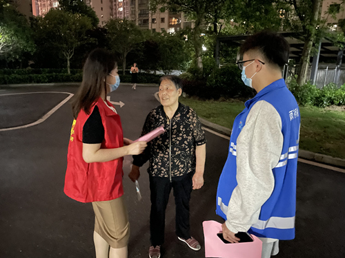 工作人員在小區進行宣傳(chuan) 。受訪單位供圖