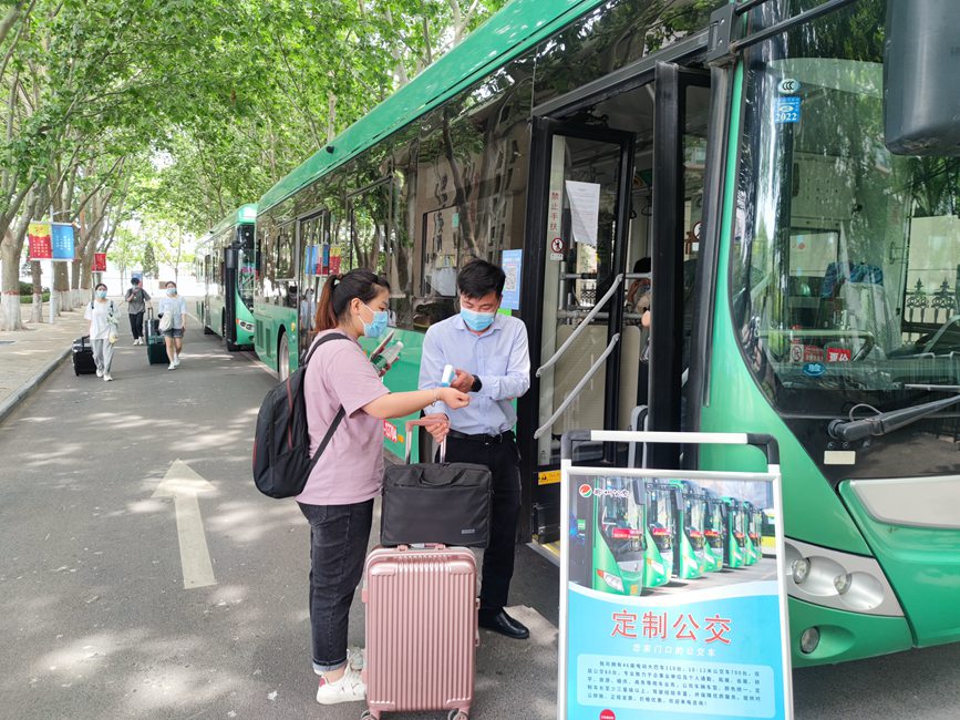 公交車從(cong) 校園宿舍樓下出發，直達鄭州火車站和鄭州東(dong) 站。崔晨攝
