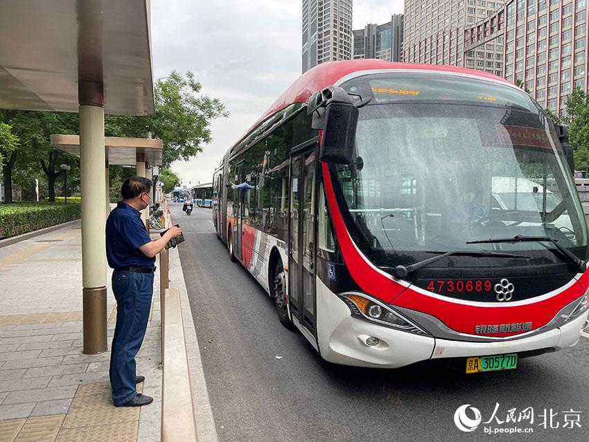 北京1路公交車駛進八王墳西站，此前各路公交經過該站時均甩站通過，今起該站回複正常上下客。人民網 尹星雲(yun) 攝