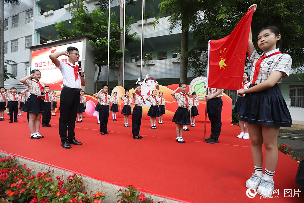 5月31日，在廣西壯族自治區南寧市民主路小學，學校大隊輔導員帶領少先隊員呼號。人民網記者 嚴(yan) 立政攝