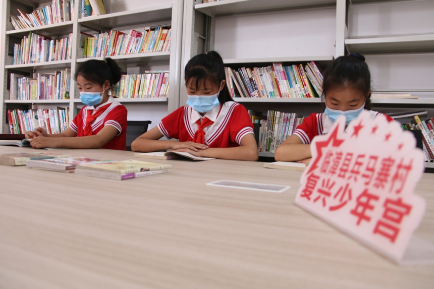 河北省臨(lin) 漳縣柏鶴集鄉(xiang) 兵馬寨村複興(xing) 少年宮，孩子們(men) 在閱覽室讀書(shu) 。 申誌好攝