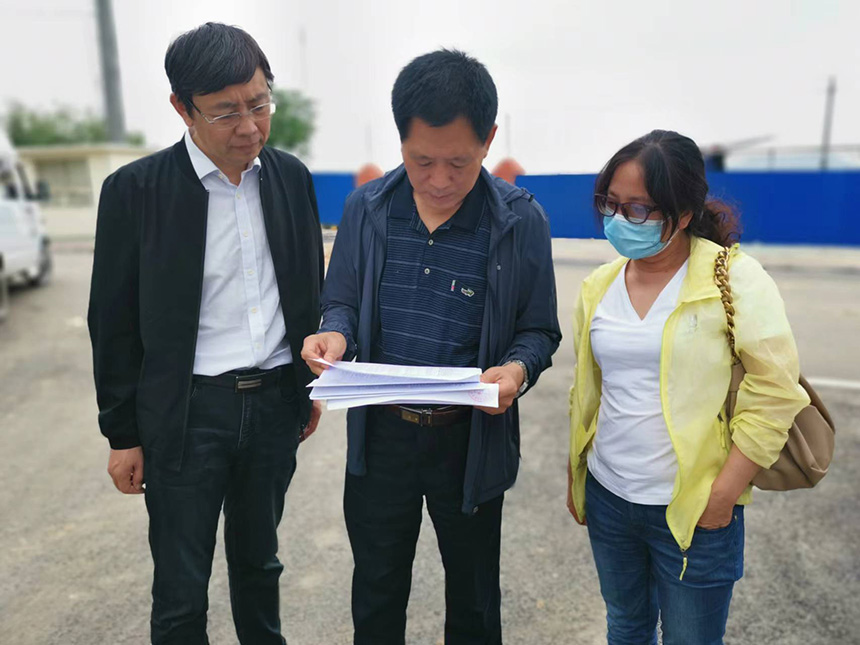 國情調查核查組專(zhuan) 家對司家營鐵礦生產(chan) 台賬等進行檢查。袁海波攝