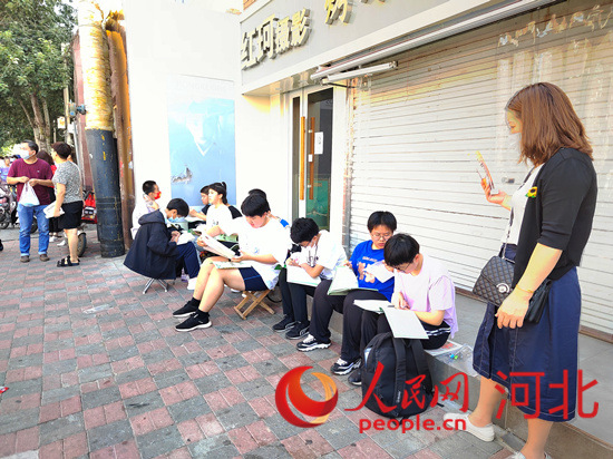 臨(lin) 進考場，考生抓緊時間再複習(xi) 一下。人民網 祝龍超攝