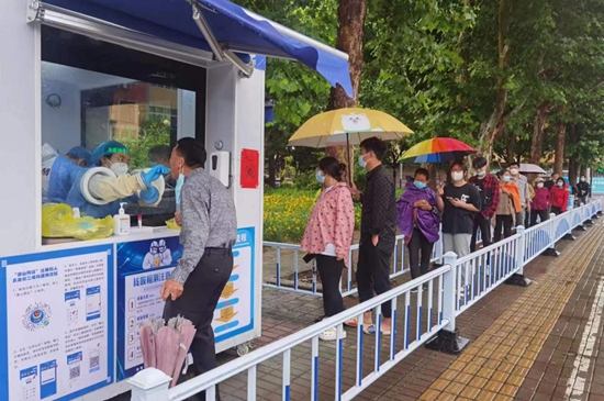 核酸采樣誌願者們(men) 上崗。孫金梅攝