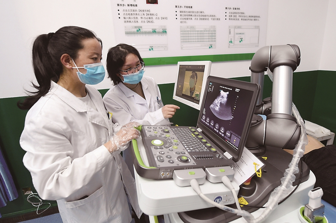 江蘇援藏投資三百萬(wan) 元在林周縣人民醫院建設了拉薩市首台套遠程超聲診斷係統。 本報記者 萬(wan) 程鵬 攝