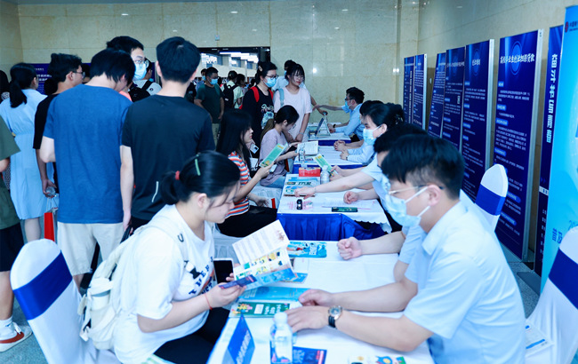 大學生現場谘詢創業(ye) 政策。長沙市人社局供圖