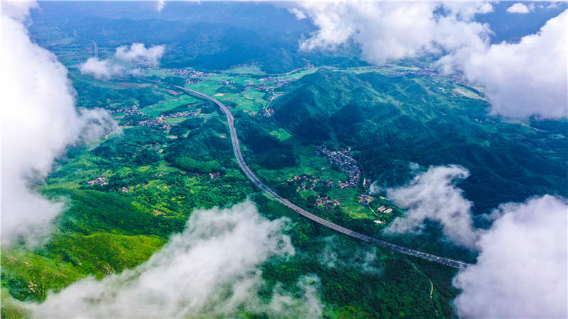 湖南省常寧市廟前鎮泉井村，雲(yun) 霧繚繞，青山蒼翠，公路蜿蜒，秀美如畫。周秀魚春攝