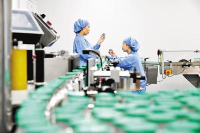 通過加大創新藥物研發力度，石藥集團實現了傳(chuan) 統工業(ye) 企業(ye) 向創新型企業(ye) 轉型。（本報資料片）