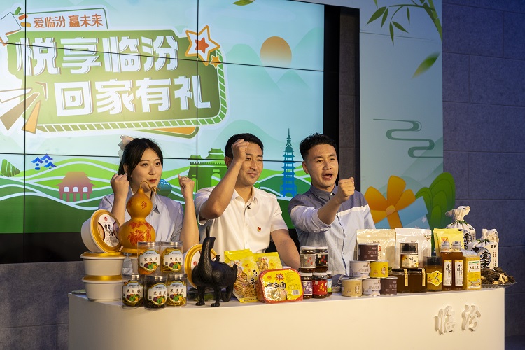 6月3日下午，在臨(lin) 汾原產(chan) 地商品體(ti) 驗店，曲沃縣副縣長樊奇選對當地的農(nong) 特產(chan) 品、旅遊景點進行了推介代言。鄭遠飛攝