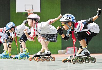 6月23日，邯鄲市邯山區實驗小學的學生在練習(xi) 輪滑。 當日是國際奧林匹克日，該小學開展了“我運動、我健康、我快樂(le) ”為(wei) 主題的體(ti) 育活動，通過足球、籃球、武術、輪滑、擊劍等運動，讓學生們(men) 享受運動健身的快樂(le) ，感受運動的魅力。 河北日報通訊員 郝群英攝