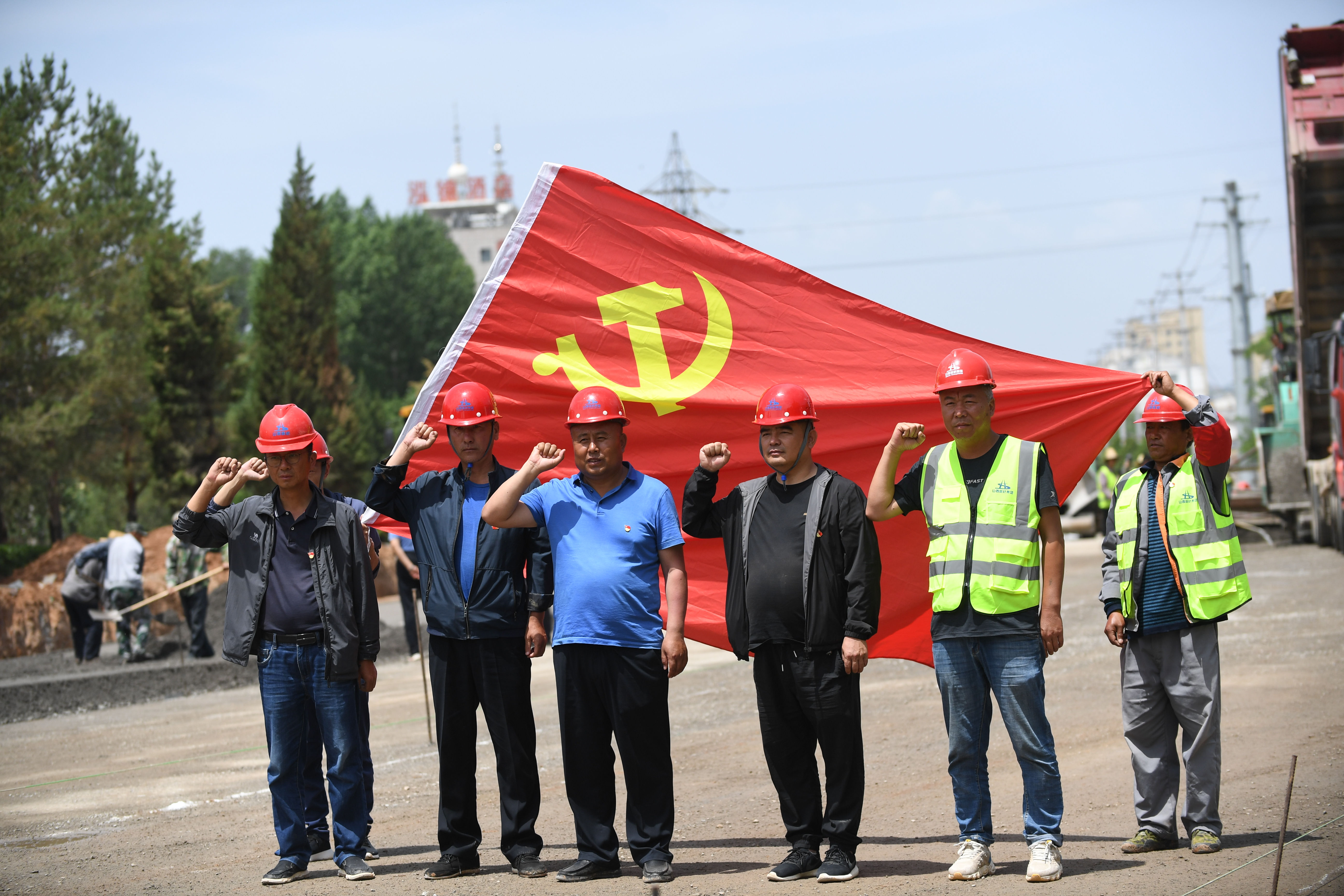 路橋工人在黨(dang) 旗下宣誓。圖片由路橋公司提供