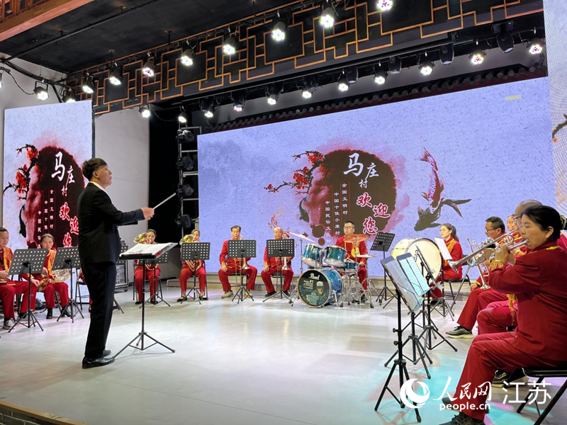 馬莊農(nong) 民樂(le) 團在排練節目。人民網 李子佩攝