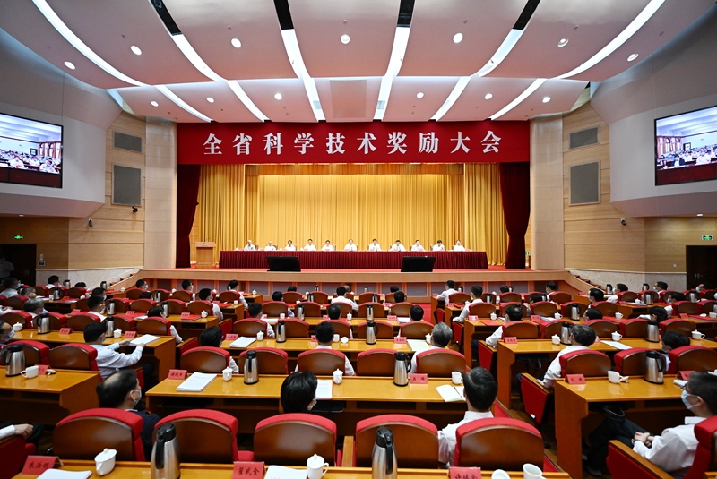 圖為(wei) 江蘇省科學技術獎勵大會(hui) 現場。吳勝攝