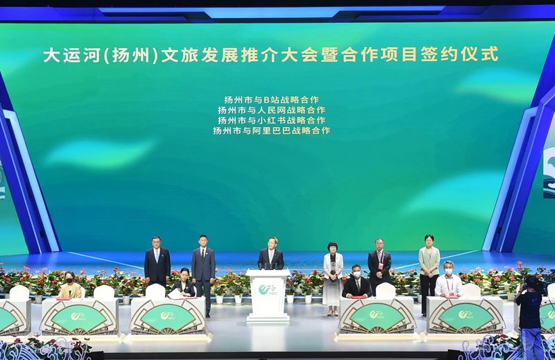 揚州市副市長劉流與(yu) 人民網股份有限公司江蘇分公司總經理汪崢嶸作為(wei) 代表分別簽署了戰略合作協議。文斌攝
