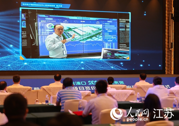 圖為(wei) 浦口區集成電路企業(ye) 介紹智能製造係統。浦口區委宣傳(chuan) 部供圖