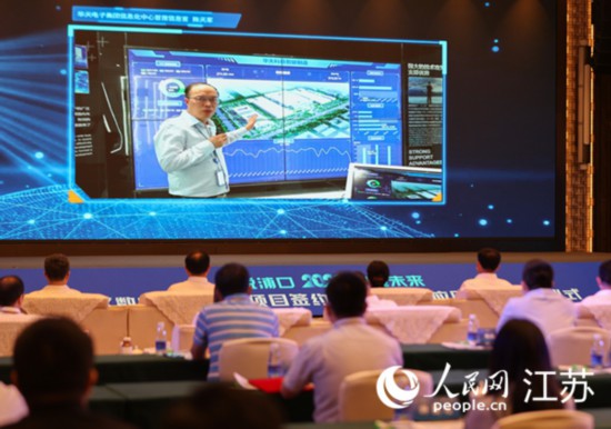 圖為(wei) 浦口區集成電路企業(ye) 介紹智能製造係統。浦口區委宣傳(chuan) 部供圖