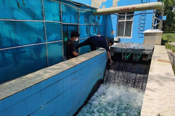 邯鄲市雞澤縣藍天汙水處理廠員工正在出水口進行水質檢測。鄭佳欣攝
