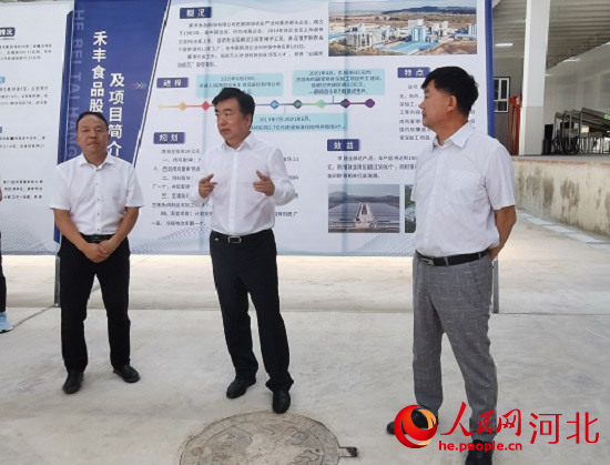 黨(dang) 曉龍在禾豐(feng) 項目現場鼓勵大家以商招商。 人民網 張繼航攝