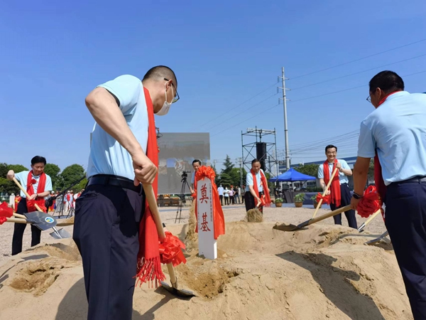 作為(wei) 今年荷花節“開場秀”，理士新能源智造園區項目正式開工。人民網 馬曉波攝
