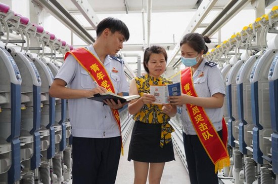 國家稅務總局常德市西洞庭西湖管理區稅務局成立青年黨(dang) 員突擊隊，走進常德銀駿紡織有限公司等企業(ye) 送政策、問需求、解難題。受訪單位供圖