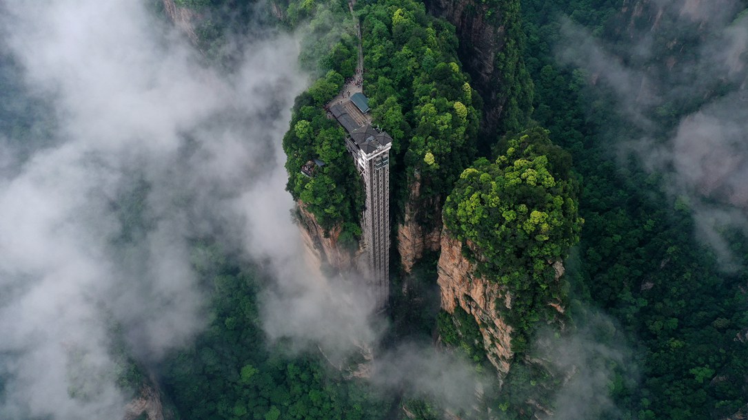 位於(yu) 張家界武陵源景區的百龍天梯鑲嵌在雲(yun) 霧繚繞的峰林間，雄偉(wei) 壯觀。吳勇兵攝