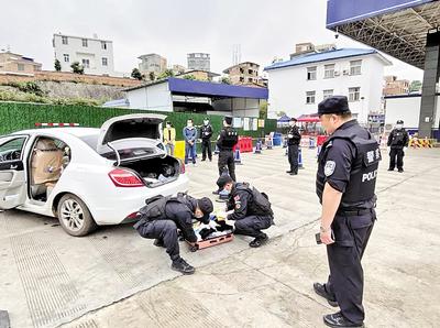 圖為(wei) 民警對重點車輛是否攜帶毒品進行檢查。省禁毒委供圖