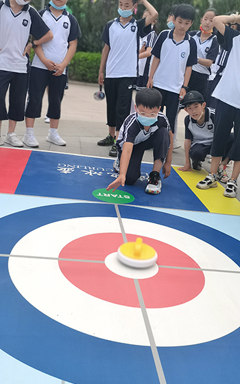 河北省威縣第四小學學生練習(xi) 陸地冰壺動作。 趙國華攝