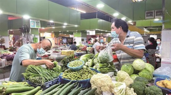 無錫市民在沁揚市場和往常一樣購買(mai) 農(nong) 副產(chan) 品。宗曉東(dong) 攝