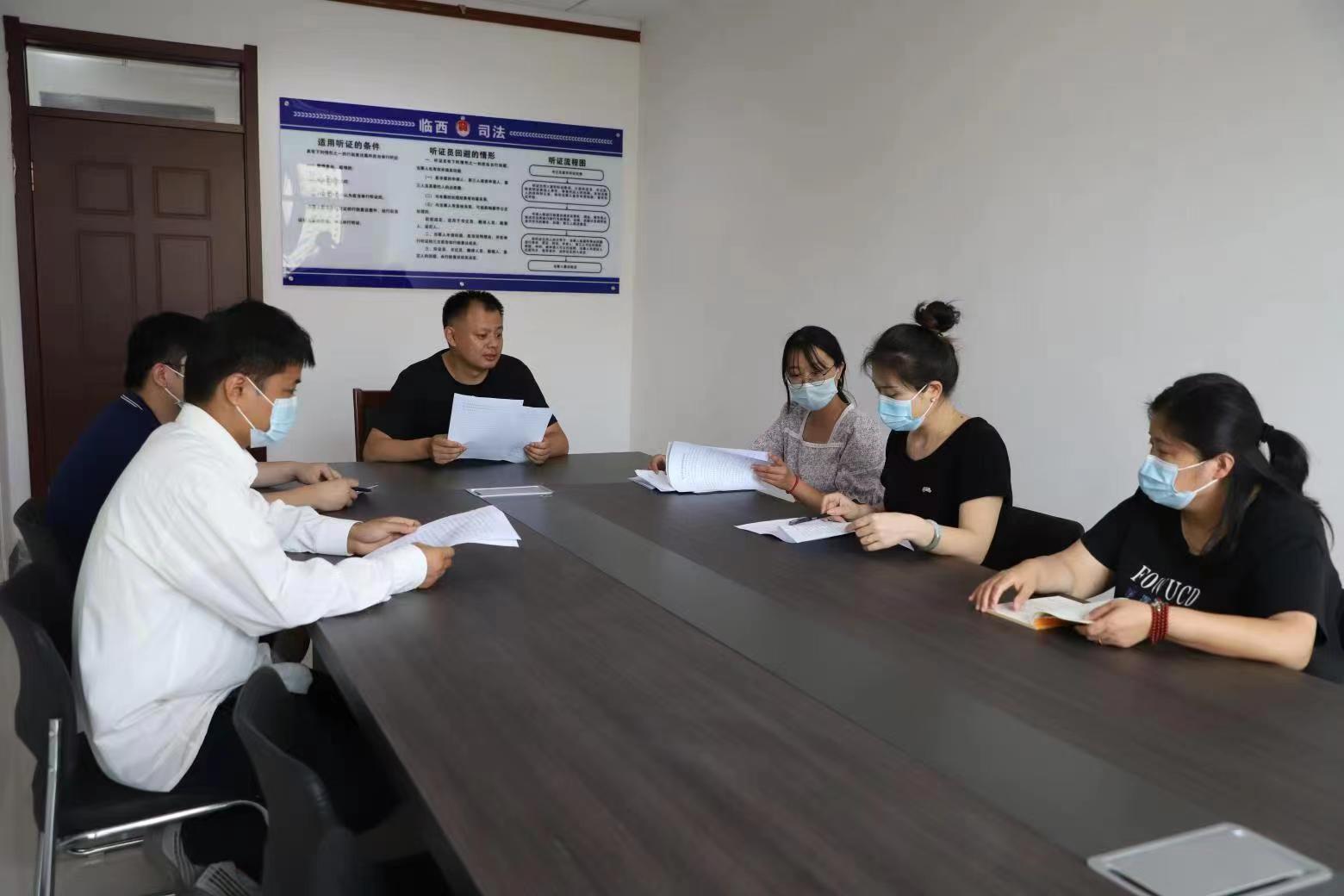 邢台市臨(lin) 西縣司法局工作人員在行政複議聽證室對行政複議事項開展聽證問詢。 孟凡儒攝