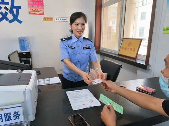 張靜正在為(wei) 群眾(zhong) 辦理業(ye) 務。 趙凱攝