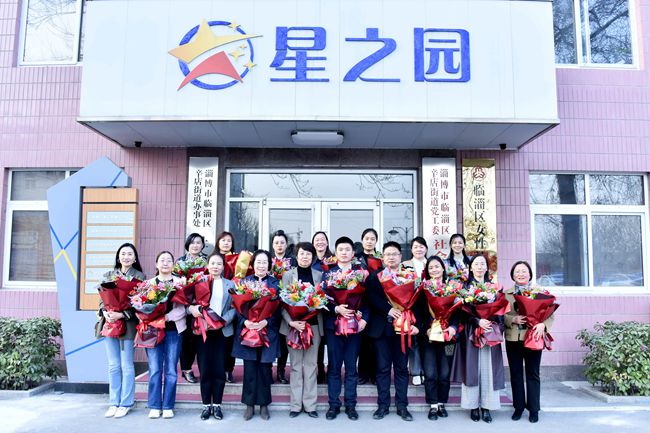 王桂英參加優(you) 秀誌願服務頒獎儀(yi) 式