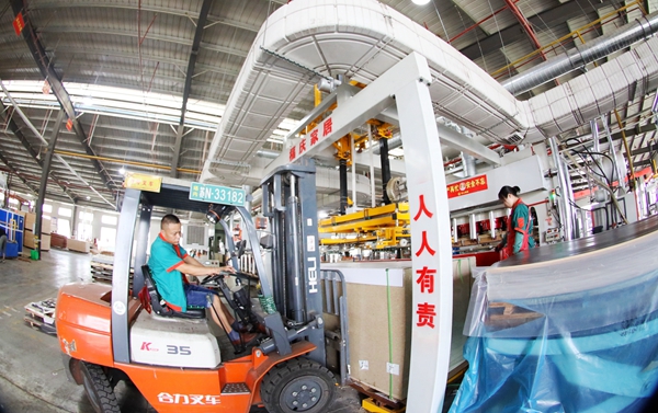 沭陽縣一公司車間內(nei) 一派緊張有序的繁忙景象。沭陽縣委宣傳(chuan) 部供圖