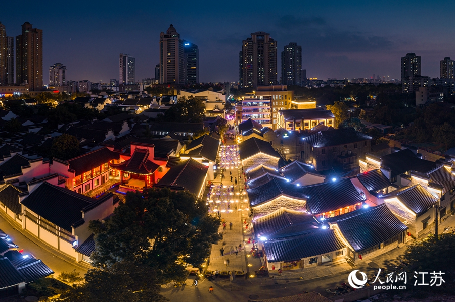 熙南裏曆史文化休閑街區夜景。熙熙攝