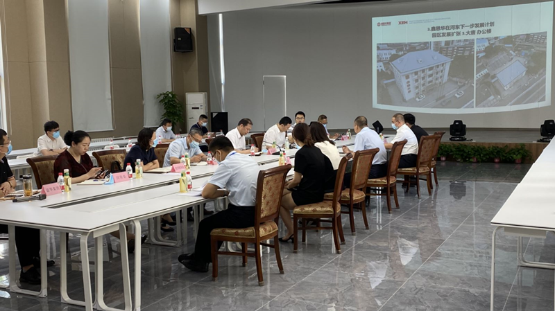 河東(dong) 區委書(shu) 記範少軍(jun) 一行深入老電建公司辦公園區就盤活園區工作進行部署研究。河東(dong) 區供圖