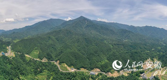 大別山旅遊扶貧快速通道。人民網 陳若天攝