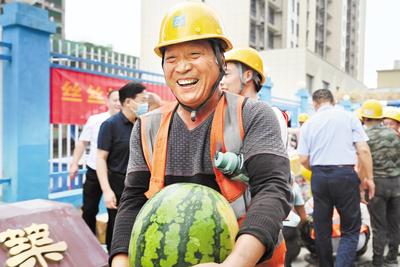 近日，石家莊市橋西區總工會(hui) 到中建四局河北分公司某項目工地為(wei) 一線職工發放防暑慰問品。圖為(wei) 領到防暑慰問品的建築工人露出開心的笑容。 省總工會(hui) 供圖