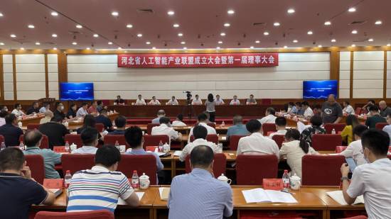河北省人工智能產(chan) 業(ye) 聯盟成立大會(hui) 現場。 人民網 張浩洋攝