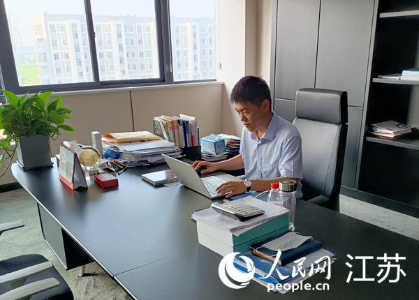 江蘇海安市2021年引進的高端人才朱涼偉(wei) 博士。人民網記者 王繼亮攝