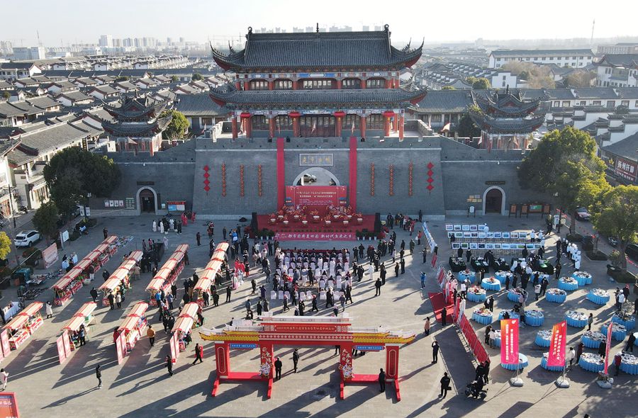 城門掛春聯，金湖衝(chong) 刺“開門紅”。陳義(yi) 寶攝