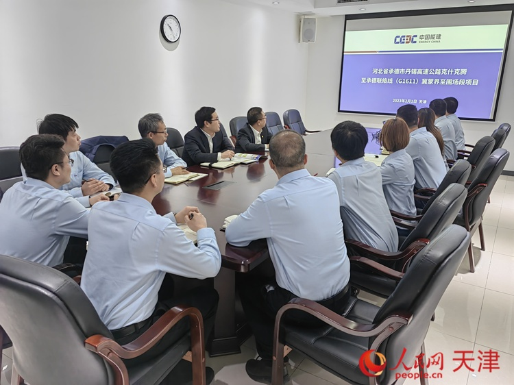近日，中能建路橋工程有限公司領導班子成員與(yu) 員工開會(hui) 討論，如何根據今年的項目招聘合適的優(you) 秀人才。  人民網 孫翼飛攝