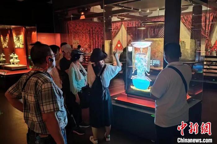 圖為(wei) 台灣新北市永和區裏長聯誼會(hui) 江西參訪團一行在南昌漢代海昏侯國遺址博物館內(nei) 參觀展出的珍貴文物。　駱小龍 攝