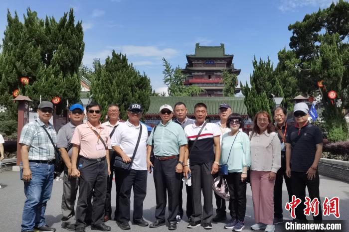 圖為(wei) 台灣新北市永和區裏長聯誼會(hui) 江西參訪團一行在南昌滕王閣前合影。　柳曉丹 攝