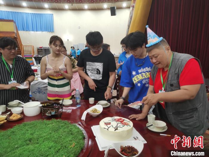 圖為(wei) 內(nei) 蒙古台辦為(wei) 台胞過生日。　李愛平 攝