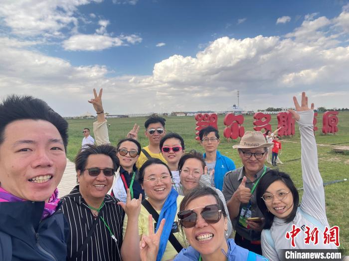 圖為(wei) 台胞在鄂爾多斯草原合影。　葉冠賢 攝