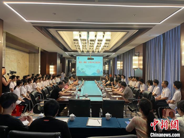 閩台古琴技藝培訓交流活動同步舉(ju) 行。　葉國寶 攝
