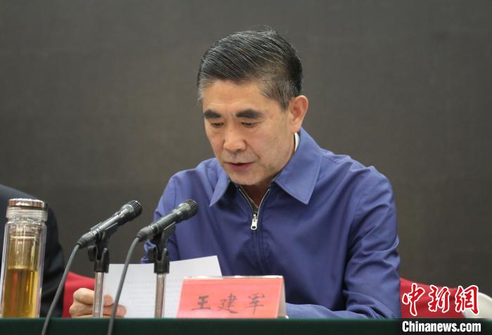 圖為(wei) 青海省委書(shu) 記王建軍(jun) 出席會(hui) 議並作講話。　張添福 攝