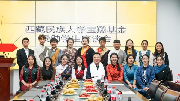 王亞(ya) 江董事長與(yu) 首屆寶翔基金部分受助學生合影