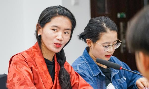 首屆寶翔基金受助學生益西卓嘎在座談會(hui) 上發言