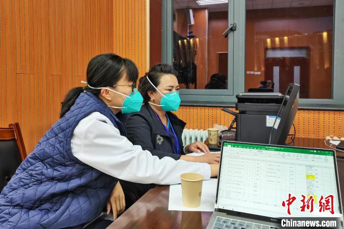 8月9日，楊蘇喬(qiao) (左)在拉薩方艙醫院指揮部讀取艙內(nei) 患者胸部CT。　受訪者供圖