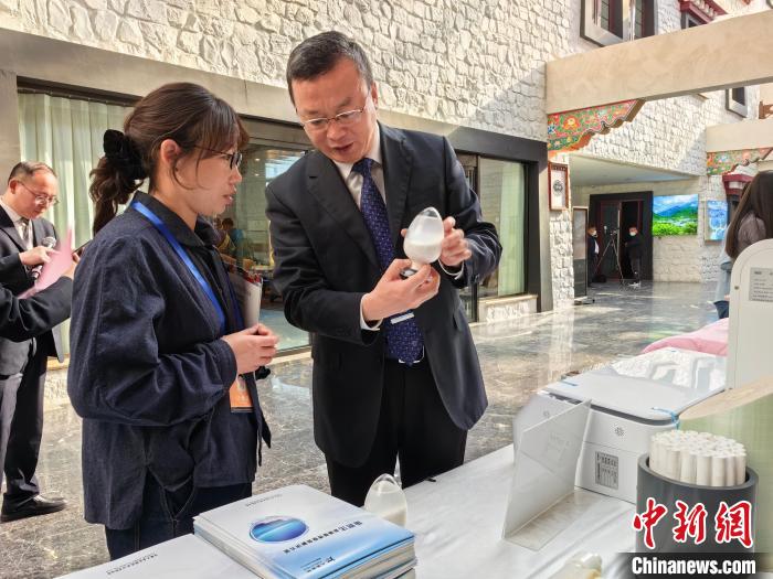 圖為(wei) 簽約企業(ye) 現場推介自己的產(chan) 品。　趙延 攝